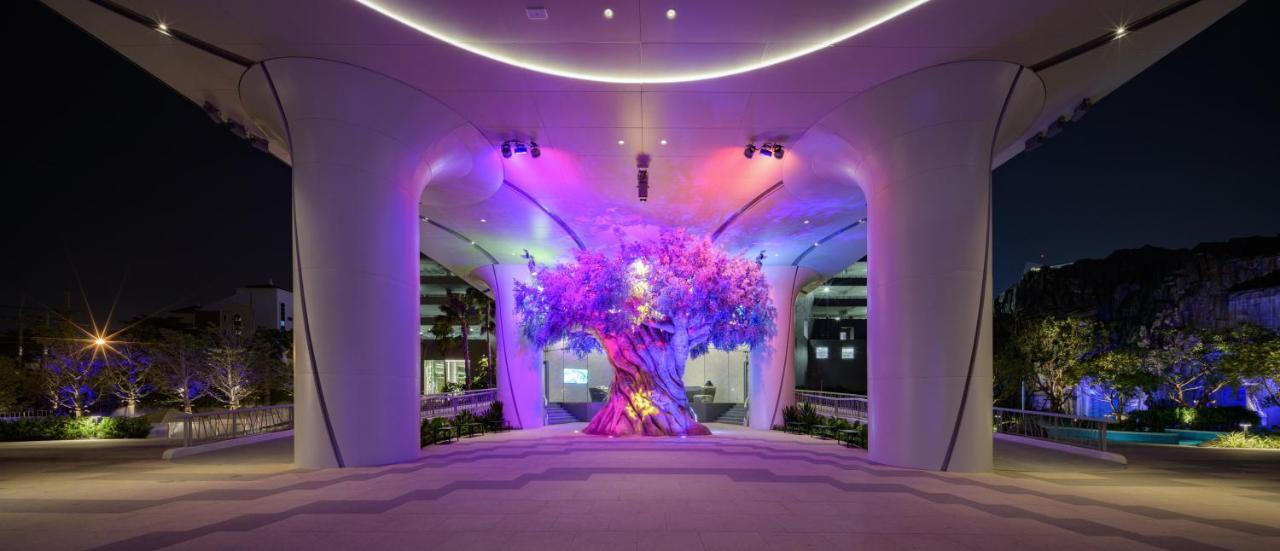 Grande Centre Point Space Pattaya Extérieur photo The Tree of Life at the entrance of the hotel