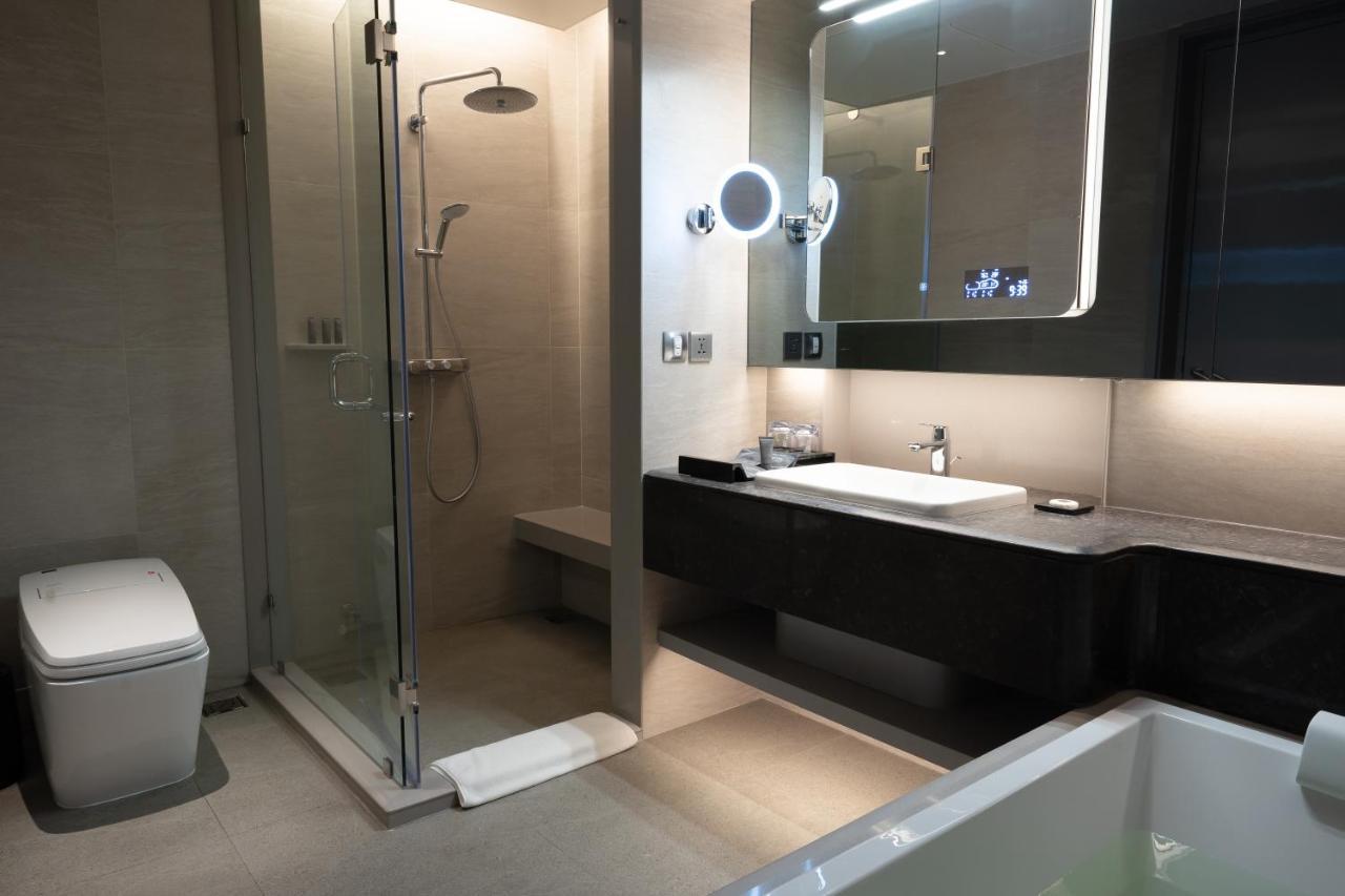 Grande Centre Point Space Pattaya Extérieur photo A shower cubicle