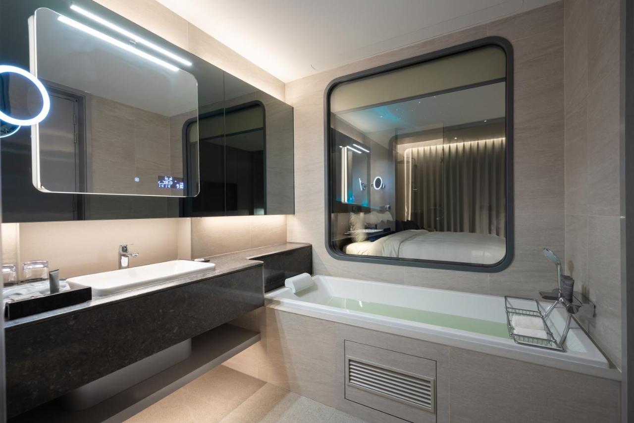 Grande Centre Point Space Pattaya Extérieur photo Bathroom