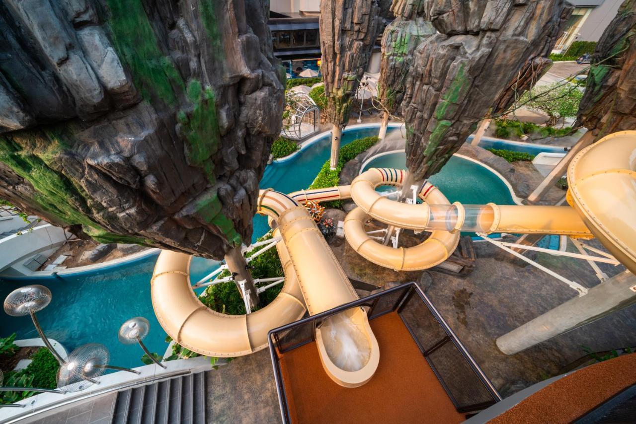 Grande Centre Point Space Pattaya Extérieur photo Water slides at Splash Jungle Water Park