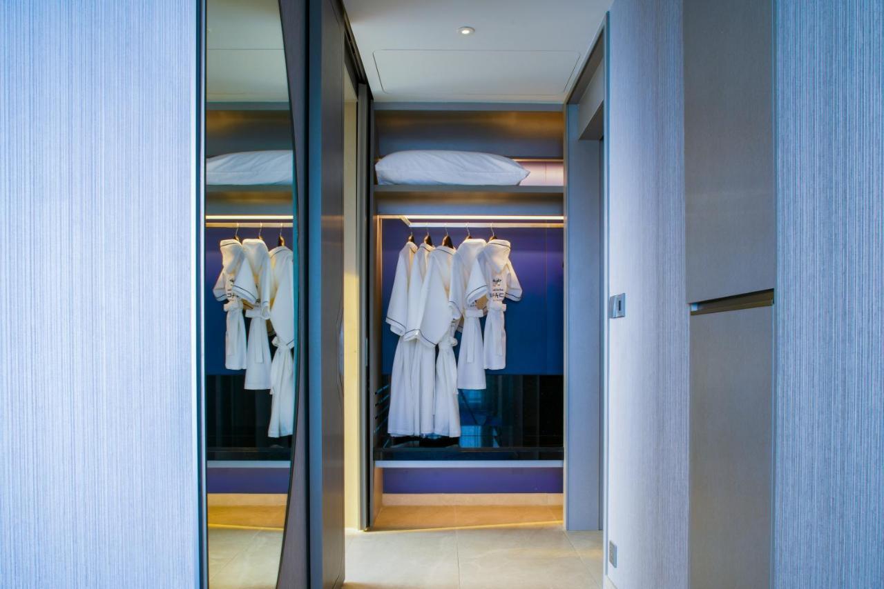 Grande Centre Point Space Pattaya Extérieur photo A walk-in closet
